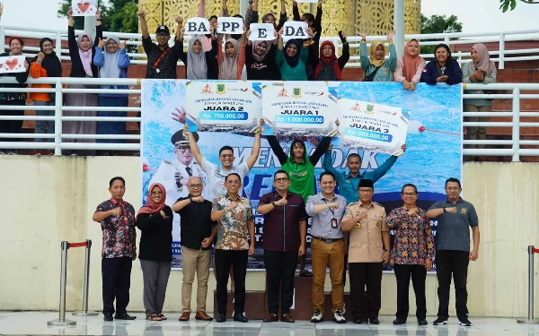 Foto Pj Wali Kota Mojokerto Ali Kuncoro berfoto bersama jajaran dan para pemenang di kegiatan Mendadak Renang. (Foto: Pemkot Mojokerto)