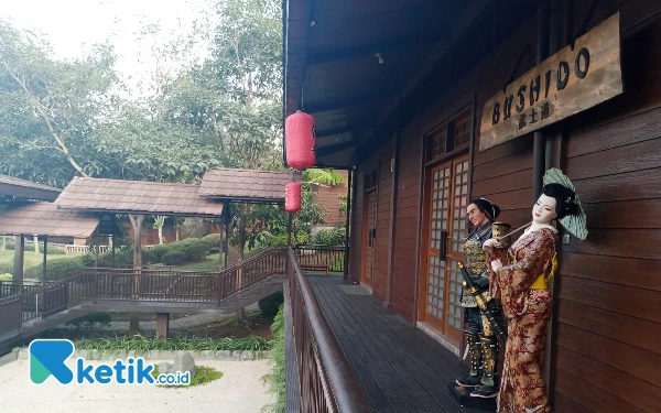 Foto Ornamen Khas Jepang di The Onsen Hot Spring Resort di Songgoriti Kelurahan Songgokerto Kota Batu Batu Jawa Timur. (Foto: Sholeh/ketik.co.id)