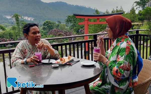 Foto Pengunjung sedang menikmati kuliner di Fushimi Resto The Onsen Hot Spring Resort di Songgoriti Kelurahan Songgokerto Kota Batu Batu Jawa Timur. (Foto: Sholeh/ketik.co.id)