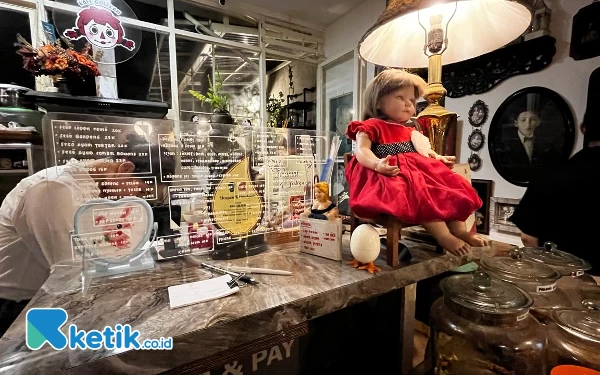 Foto Salah satu spot yang berisi koleksi boneka-boneka di Kafe Golekan. (Foto: Lutfia/Ketik.co.id)