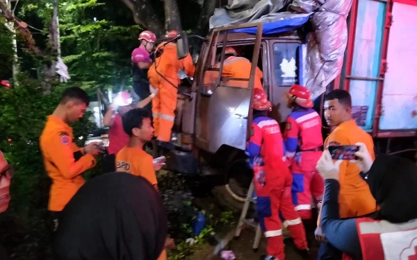 Thumbnail Mengantuk, Truk Hantam Pohon di Depan Hotel Sahid Surabaya, Supir Kegencet Body Truk