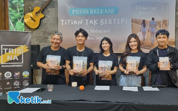 Foto Tri Suaka dan Nabila Maharani turut mendampingi Nadia Maharani pada saat peluncuran novel Titian Tak Bertepi. (Foto: Fajar Rianto / Ketik.co.id)
