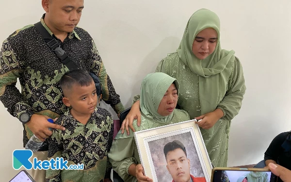 Foto Keluarga (Alm) Rendi Dwi Hermawan saat datang di Prosesi Wisuda Ke 128 Untag Surabaya.(Foto: Shinta Miranda/Ketik.co.id)