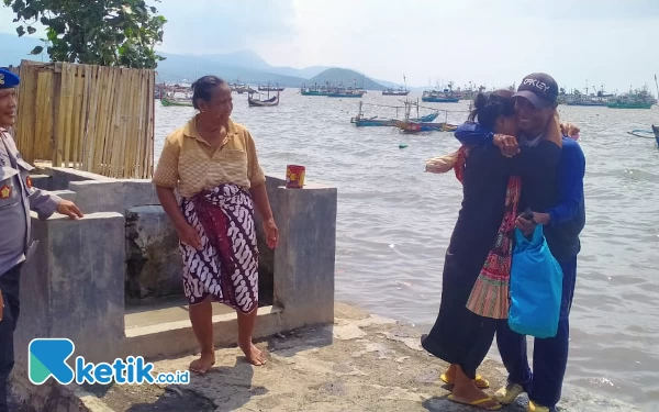 Thumbnail Berita - Nelayan Asal Besuki Situbondo Selamat setelah Terombang-ambing 20 Jam di Tengah Laut