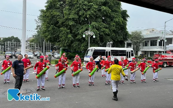 Foto Paguyuban Jamus Kalimosodo saat sedang menyajikan musik patrol di Pendopo Agung Kabupaten Malang. (Foto: Lutfia/Ketik.co.id)