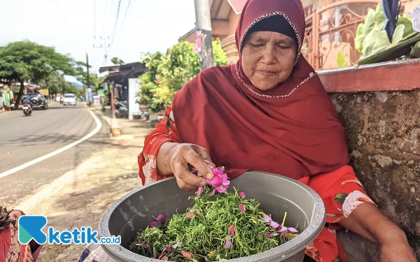 Thumbnail Mendekati Ramadan, Penjual Bunga Nyekar di Pacitan Mulai Bermunculan