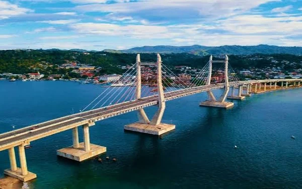 Foto Jembatan Merah Putih. (Foto: exploremaluku)