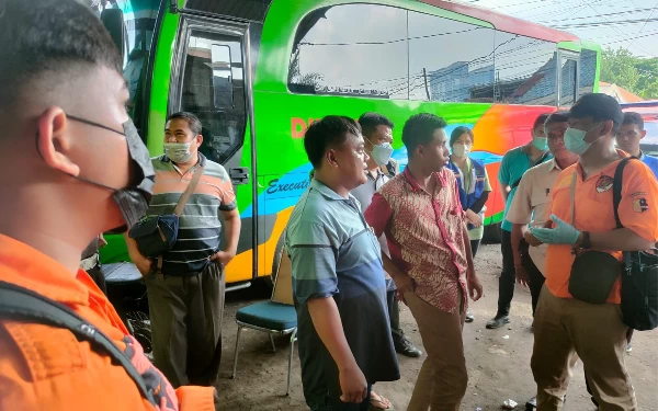 Thumbnail Diduga Sakit Jantung, Pria Paruh Baya Asal Malang Tewas di Bus