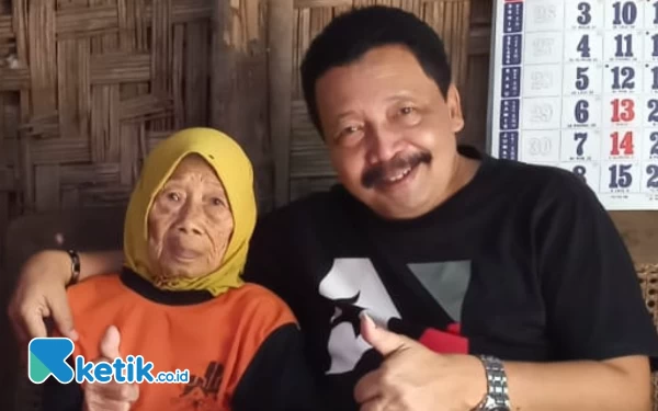 Foto Bambang AS calon Bupati Tulungagung 2024-2029 saat bersama Mbah Dinuk (140) , wanita  tertua di Kabupaten Tulungagung dari Pucanglaban.