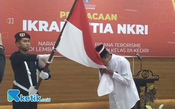 Thumbnail Cium Bendera Merah Putih, 3 Napiter Lapas Kediri Ikrar Setia ke NKRI