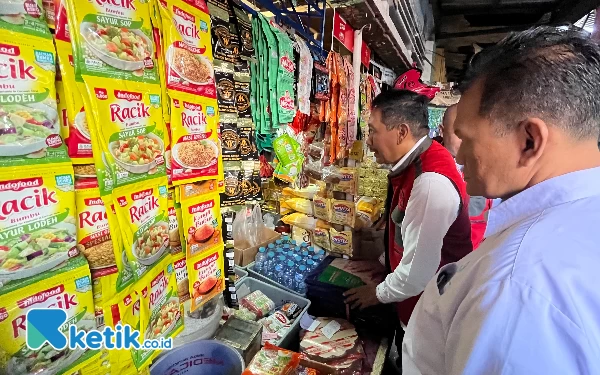 Foto TPID Kota Malang memantau harga kebutuhan pokok di Pasar Blimbing. (Foto: Lutfia/Ketik.co.id)