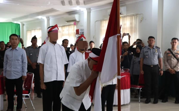 Thumbnail Cium Merah Putih, Empat Napi Terorisme Ikrar Setia NKRI di Lapas Tanjung Raja