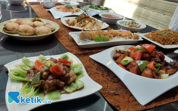Foto Beragam menu menarik yang disajikan di Kampoeng Ramadan. (Foto: Husni Habib/Ketik.co.id)