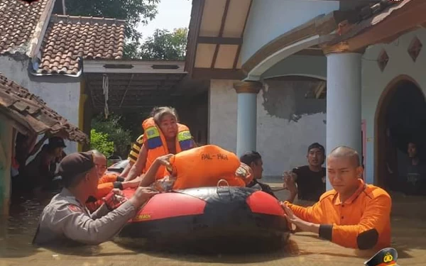 Thumbnail Banjir Kepung Cirebon, Warga Terdampak Dievakuasi