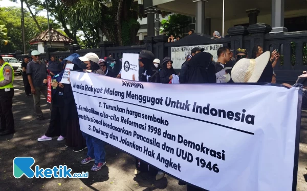 Thumbnail Emak-Emak di Kota Malang Bergerak, Tuntut Harga Sembako Hingga Kritik Rezim Jokowi