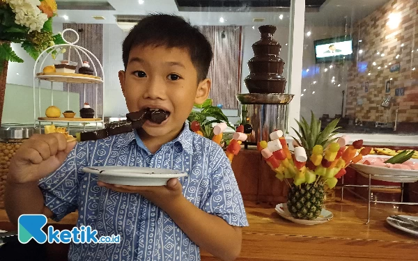 Foto Sate buah dibalur coklat menjadi salah satu hidangan ramadan khas dari Artotel TS Suites-Surabaya, Rabu (6/3/2024). (Foto: Khaesar/Ketik.co.id)