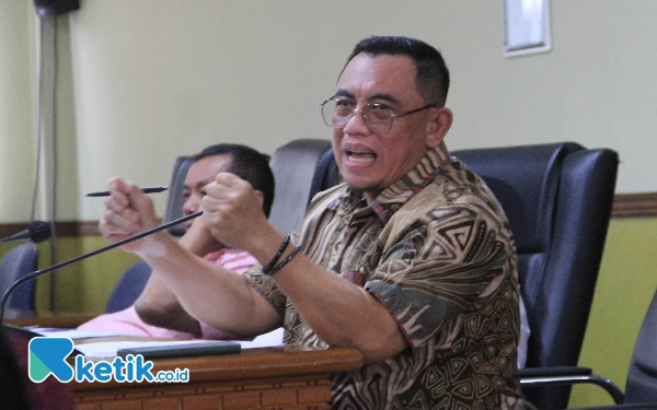 Foto Bambang Pujianto memimpin hearing dengan masyarakat tentang perbaikan manajemen pasar-pasar Sidoarjo di DPRD Sidoarjo. (Foto: Fathur Roziq/Ketik.co.id)