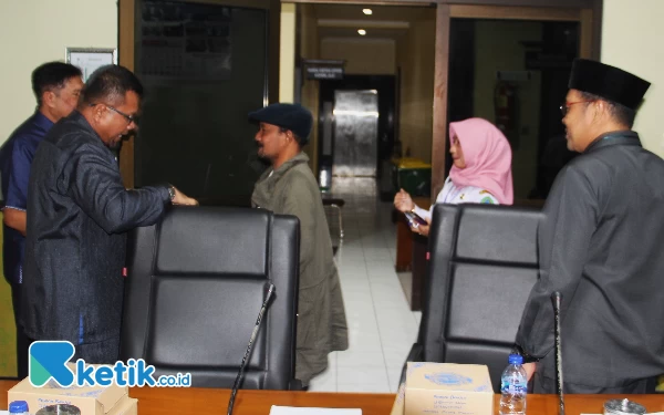 Foto Dalang Ki Tawar, Sukartini, Abdillah Nasih, Aditya Nindyatman, dan Bangun Winarso bersalaman setelah hearing. (Foto: Fathur Roziq/Ketik.co.id)