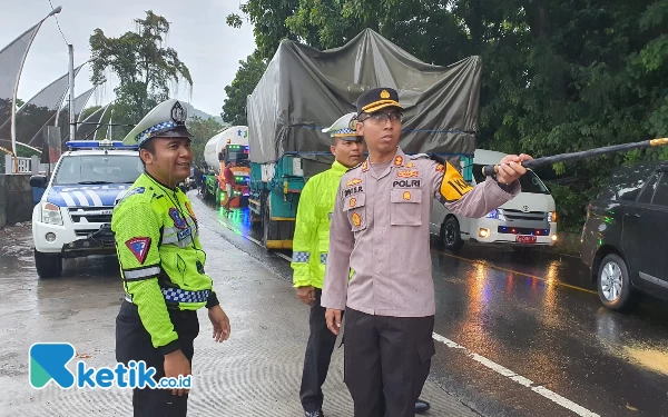 Thumbnail Kapolres Situbondo Turun Langsung Urai Kemacetan di Jalan Pantura Klatakan