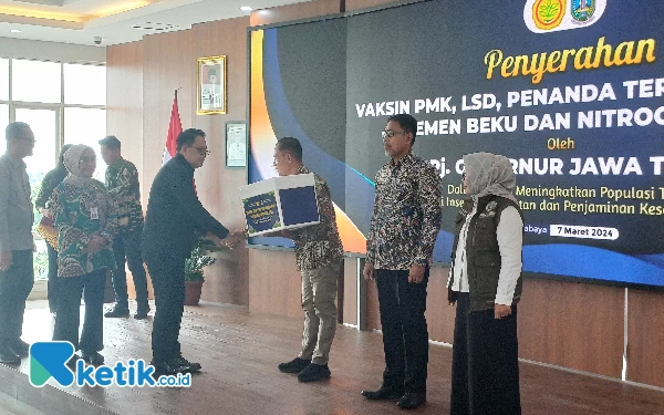 Foto Pj Gubernur Jatim Adhy Karyono simbolis memberikan vaksin untuk peternak di Jatim, Kamis (7/3/2024). (Foto: Khaesar/Ketik.co.id)