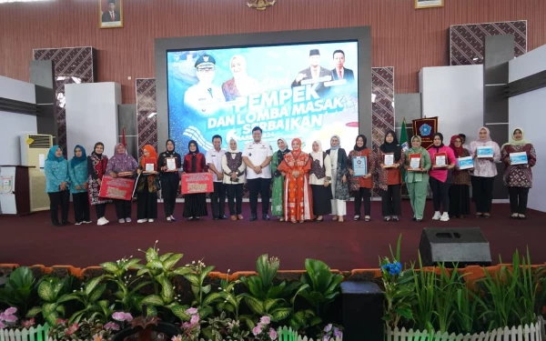 Foto Sekda Banyuasin Erwin Ibrahim, ST., MM., M.BA IPU ASEAN ENG Bersama Pj Ketua TP-PKK Banyuasin Hj. Merry Hani poto bersama para pemenang, Festival Pempek dan lomba masak serba ikan