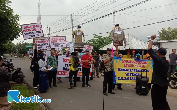 Thumbnail Berita - Dana Rp2,6 Miliar Koperasi KPRI di Tuban Menguap, Anggota Gelar Aksi Demo sampai Lapor Polisi
