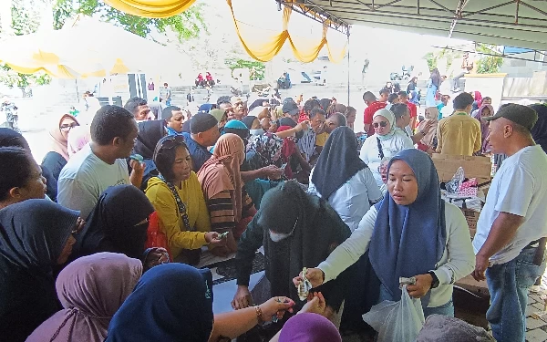 Thumbnail Berita - Ratusan Warga Serbu Pasar Murah yang Digelar Pemkot Gorontalo