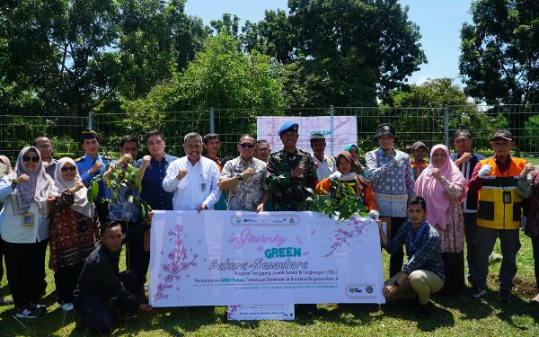 Foto Penyerahan dan penanaman pohon tabebuya itu dihadiri Executive General Manager Kantor Cabang SMB II Palembang  R. Iwan Winaya Mahdar, S.T., MM., CIAE.beserta jajaran, Asisten II Setda Kota Palembang Bidang Perekonomian dan Pembanguna H. Ahmad Zulinto, S.Pd., MM beserta jajaran serta Danlanud Sri Mulyono Herlambang dalam hal ini diwakili oleh Kadis Ops Lanud Sri Mulyono Herlambang Lukman Hakim.