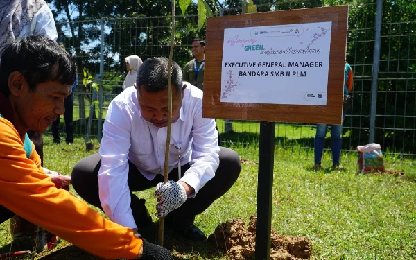 Foto Penyerahan dan penanaman pohon tabebuya itu dihadiri Executive General Manager Kantor Cabang SMB II Palembang  R. Iwan Winaya Mahdar, S.T., MM., CIAE.beserta jajaran, Asisten II Setda Kota Palembang Bidang Perekonomian dan Pembanguna H. Ahmad Zulinto, S.Pd., MM beserta jajaran serta Danlanud Sri Mulyono Herlambang dalam hal ini diwakili oleh Kadis Ops Lanud Sri Mulyono Herlambang Lukman Hakim.