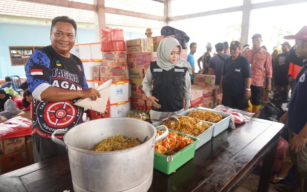 Ringankan Beban Korban Banjir, Bupati Mojokerto Bagikan 10 Kg Beras pada Warga