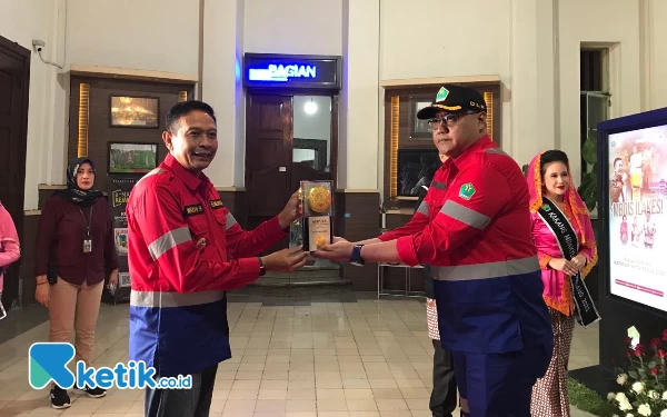 Foto Kepala DLH menyerahkan Piala Adipura Kota Besar kepada Pj Wali Kota Malang. (Foto: Lutfia/Ketik.co.id)