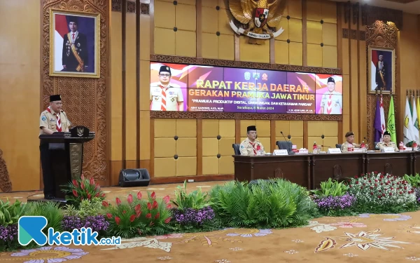 Foto Pj Sekdaprov Jatim Bobby Sumiarsono saat memberikan sambutan di Rakerda Pramuka Jatim, Jumat (8/3/2024). (Foto: Khaesar/Ketik.co.id)