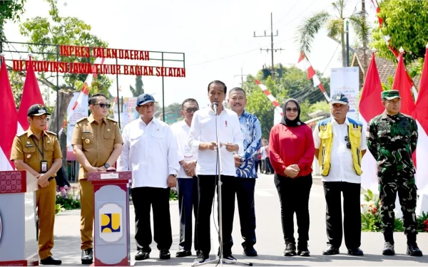 Thumbnail Berita - Jokowi: Perbaikan Jalan di Jatim Tak Kecil, Habiskan Rp925 Miliar