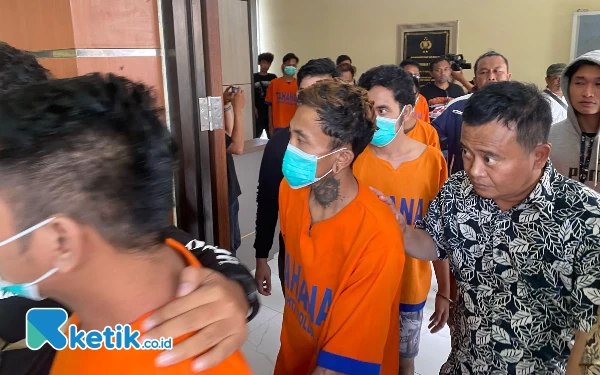 Foto Pelaku curanmor yang berhasil diringkus Polda Jatim. (Foto: Shinta Miranda/Ketik.co.id)