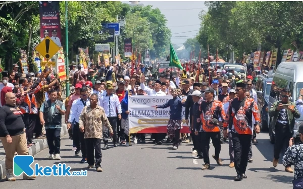 Foto Ribuan massa mengantar Harda Kiswaya menuju kediaman di Godean. (Foto: Fajar Rianto / Ketik.co.id)