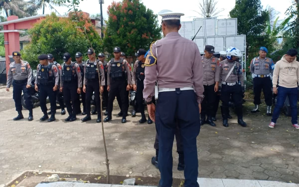 Foto Aparat kepolisian berjaga-jaga saat musyawarah mempersoalkan pendirian gereja (Foto: Wandi Ruswannur/ketik.co.id)