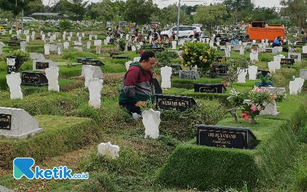 Foto Masyarakat berbondong bondong untuk berdoa dimakam keluarga menjelang puasa, Sabtu (9/3/2024). (Foto: Khaesar/Ketik.co.id)
