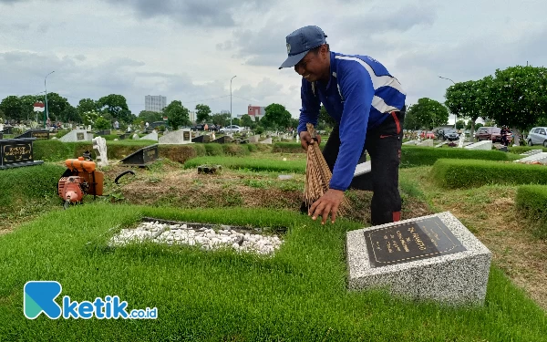 Banyak Peziarah di TPU Keputih Jelang Ramadan, Petugas Kebersihan Ketiban Berkah