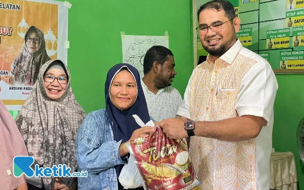 Bupati Halsel Berbagi Sembako Jelang Ramadan 2024