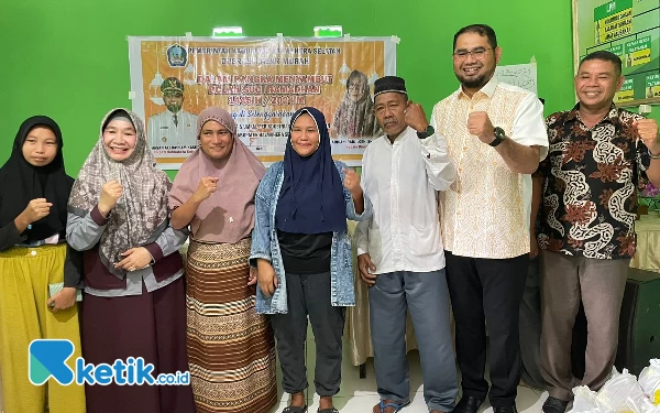 Foto Bupati Halsel,Sekda Safiun Radjulan dan Kadis Perindagkop Anie Radjiloen dan warga berfoto bersama. (Foto Sudin)