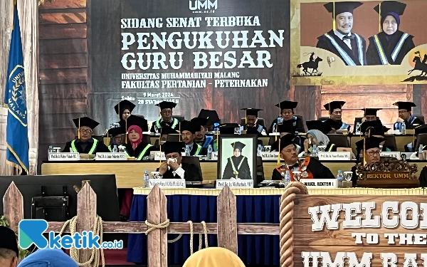 Foto Prof Aris yang terlihat mengusap air matanya saat rangkaian prosesi pengukuhan guru besar. (Foto: Lutfia/Ketik.co.id)