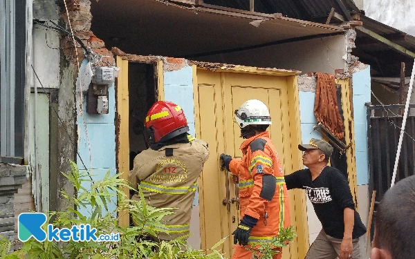 Foto Petugas pemadam kebakaran mencoba memasuki rumah untuk evakuasi penghuni rumah yang terjebak di dalam rumah, Sabtu (9/3/2024). (Foto: Khaesar/Ketik.co.id)