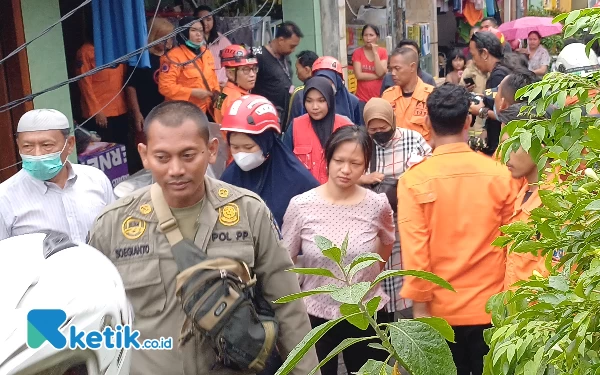 Foto Riska (dua dari kanan baju pink) penghuni yang terjebak didalam rumah dievakuasi ke Puskesmas Jagir, Sabtu (9/3/2024). (Foto: Khaesar/Ketik.co.id)