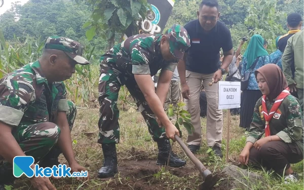 Thumbnail Cegah Longsor dan Banjir, Dandim 0823 Situbondo Ajak Masyarakat Tanam Pohon di Lahan Kritis