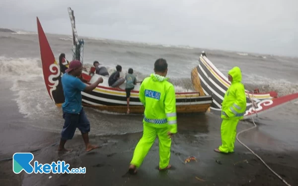 Thumbnail Perahu Karam Diterjang Ombak, Tiga Nelayan Situbondo Selamat
