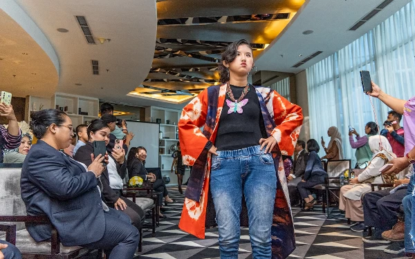 Foto Anak-anak disabilitas sedang berpose memamerkan hasil karyanya (Foto: dok. Hotel Ciputra World)