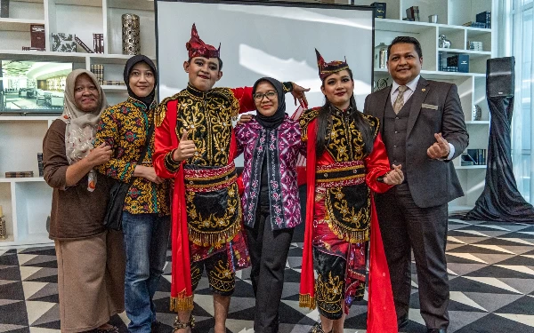 Foto Jeffry Febrianto, General Manager Hotel Ciputra World Surabaya bersama penari Remo dari Rumah Anak Prestasi (Foto: dok. Hotel Ciputra World Surabaya)