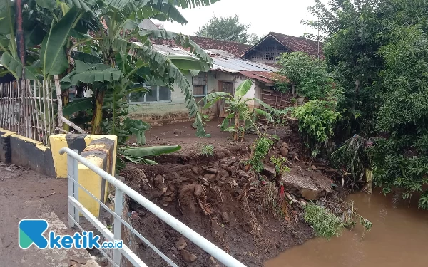 Thumbnail Berita - 14 Titik Tanggul dan 3 Rumah Ambrol Akibat Banjir Dringu Probolinggo