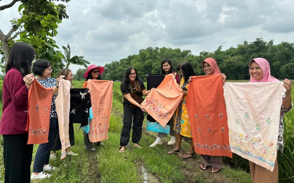 Foto Kegiatan Pengabdian Masyarakat Universitas Ciputra Surabaya dengan Kelompok Usaha Bersama Omah Batik Mojo desa Mojowangi, Mojowarno, Jombang (Foto: Ibas Tama for Ketik)