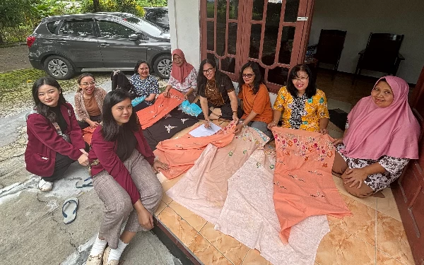 Foto Kegiatan Pengabdian Masyarakat Universitas Ciputra Surabaya dengan Kelompok Usaha Bersama Omah Batik Mojo desa Mojowangi, Mojowarno, Jombang (Foto: Ibas Tama for Ketik)